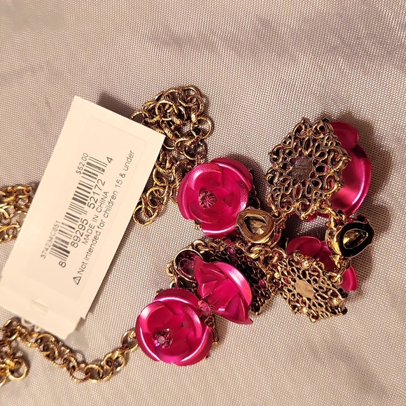 Betsey Johnson XOXO rose necklace nwt - Picture 3 of 3